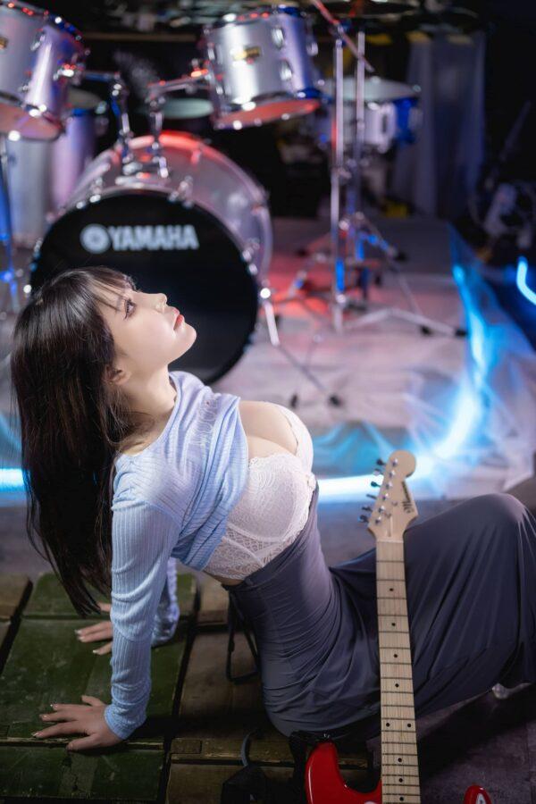 冷光舞台下的甜酷张力：中岛莫之子i包臀裙吉他妹妹COS赏析