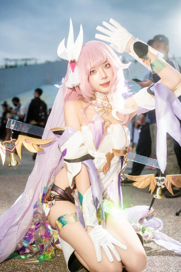 四巫日モミ爱莉希雅COS亮相台湾PF梦幻粉色妖精惊艳全场
