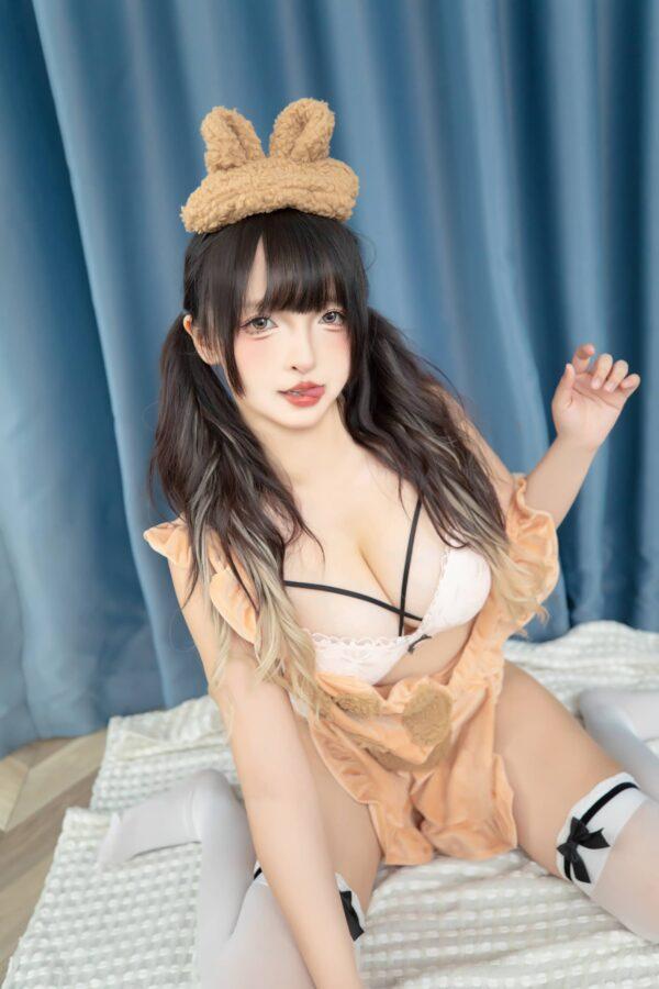 暖调绒面与冷色构图的对话：神楽坂真冬丝袜小熊cos演绎性感