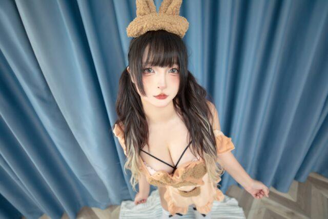 暖调绒面与冷色构图的对话：神楽坂真冬丝袜小熊cos演绎性感