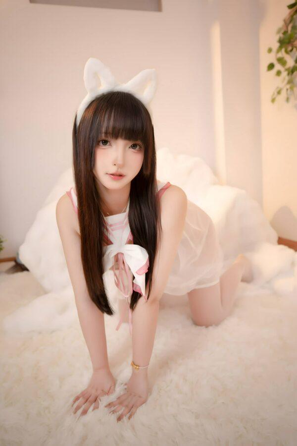 猫耳轻纱下的自信气场：神楽坂真冬JK白猫公主COS作品赏析