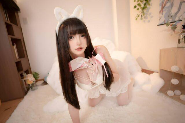 猫耳轻纱下的自信气场：神楽坂真冬JK白猫公主COS作品赏析