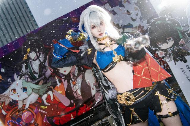 白银短发与双枪气场：月见月音嘉贝莉娜COS惊艳池袋万圣节