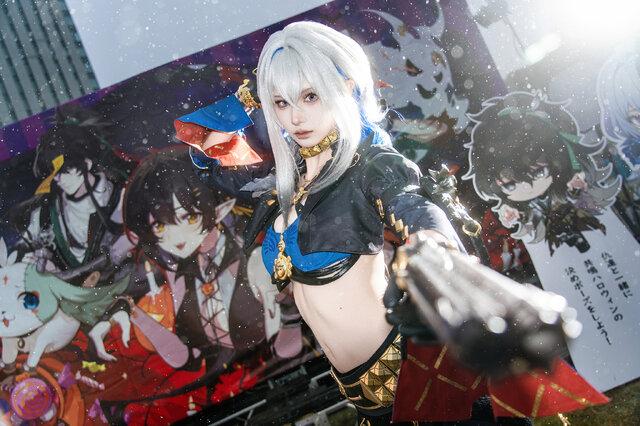 白银短发与双枪气场：月见月音嘉贝莉娜COS惊艳池袋万圣节