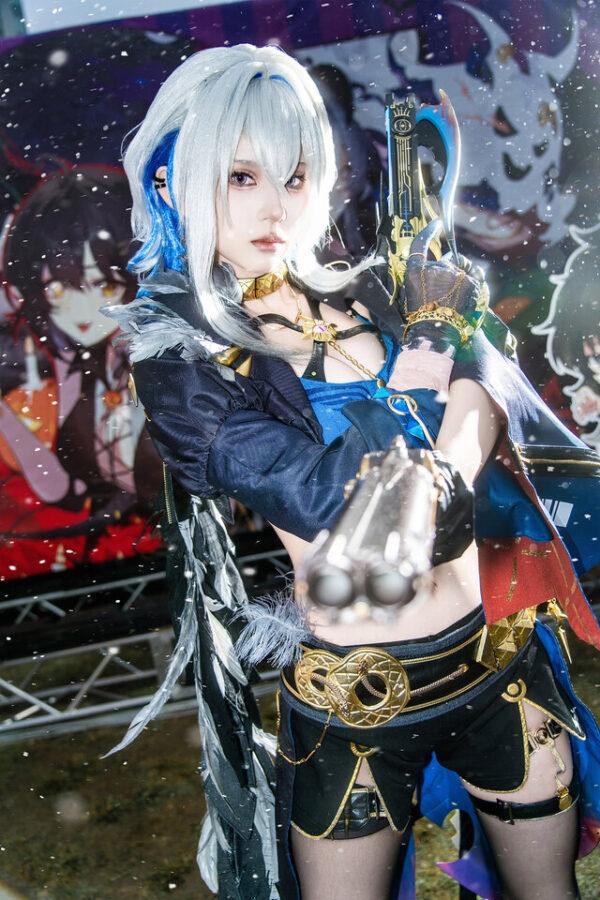 白银短发与双枪气场：月见月音嘉贝莉娜COS惊艳池袋万圣节