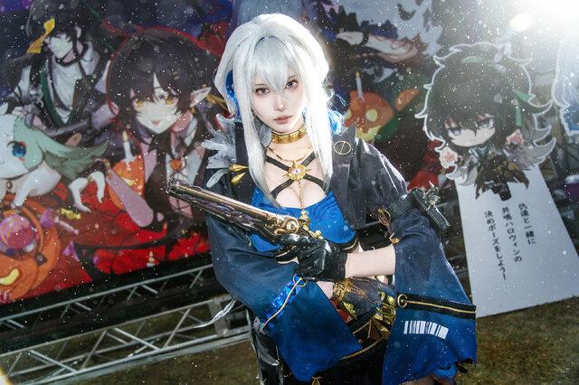 白银短发与双枪气场：月见月音嘉贝莉娜COS惊艳池袋万圣节