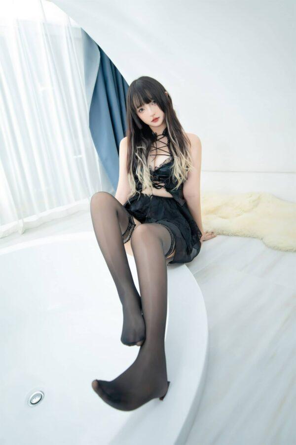 神楽坂真冬绝命吊带Cosplay赏析：冷艳气质与结构美学的融合