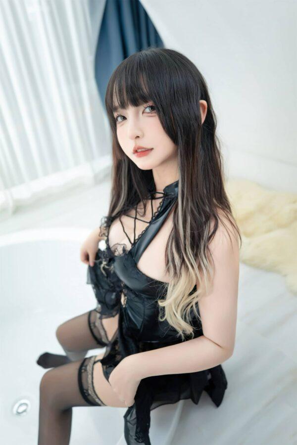 神楽坂真冬绝命吊带Cosplay赏析：冷艳气质与结构美学的融合
