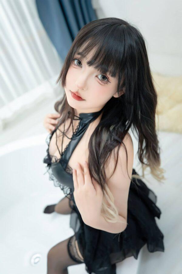 神楽坂真冬绝命吊带Cosplay赏析：冷艳气质与结构美学的融合