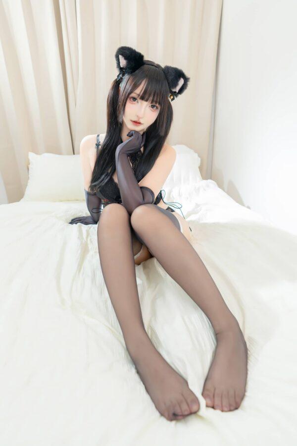 神楽坂真冬黑猫诱惑COS赏析：完美演绎猫系气质与丝袜线条