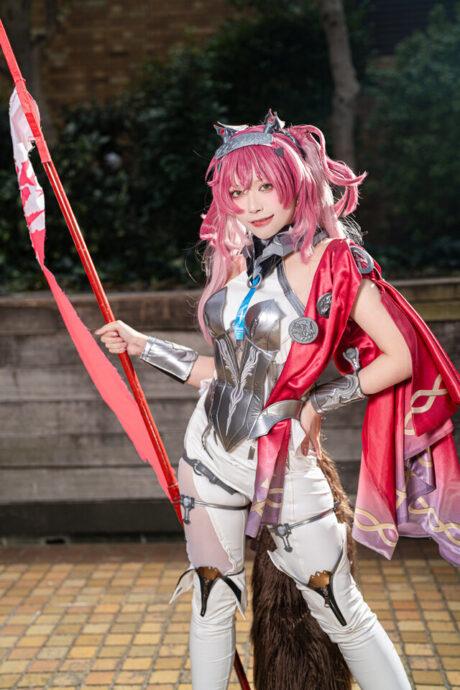 红披风与长枪的锋芒：Uni梅桃露帕COS还原鸣潮角色的魅力