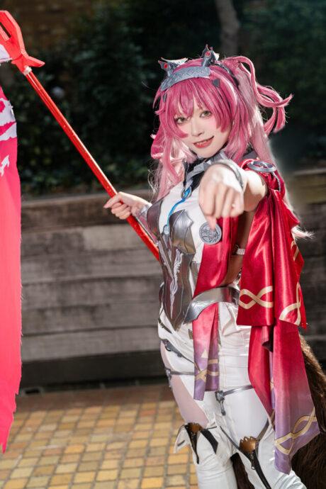 红披风与长枪的锋芒：Uni梅桃露帕COS还原鸣潮角色的魅力