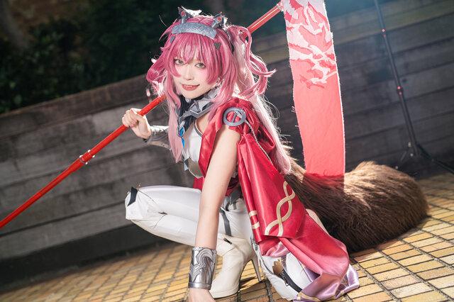 红披风与长枪的锋芒：Uni梅桃露帕COS还原鸣潮角色的魅力