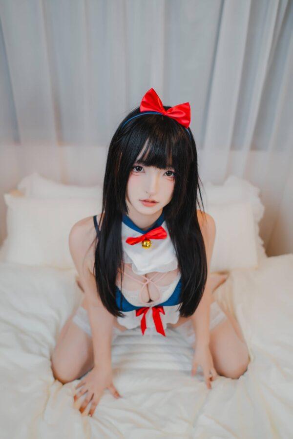 红色蝴蝶结与白丝延展：神楽坂真冬白丝猫娘COS氛围感拆解