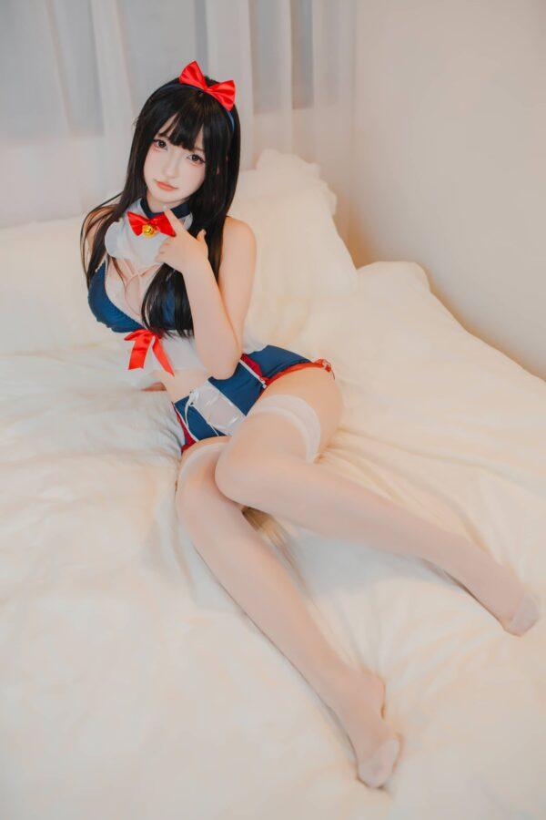 红色蝴蝶结与白丝延展：神楽坂真冬白丝猫娘COS氛围感拆解