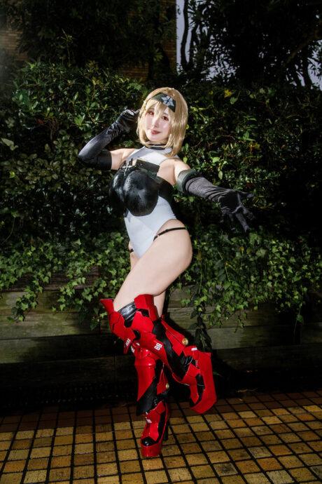 红鞋妮姬COS成池袋万圣节焦点，科技感与身形美学引爆全场