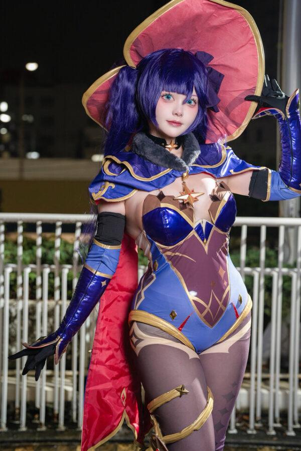 蓝紫星辉映夜色：阿古Ako莫娜COS演绎原神角色的性感可爱