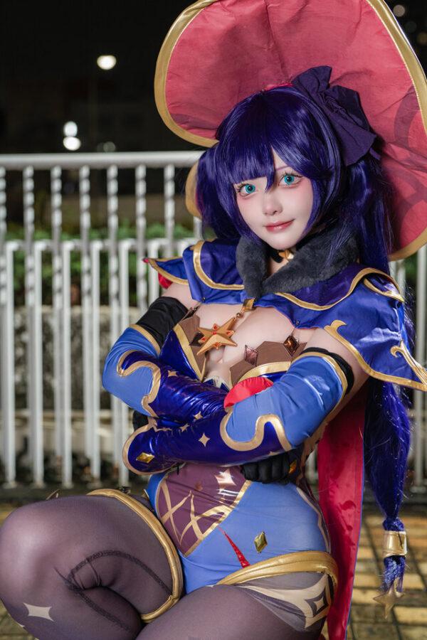 蓝紫星辉映夜色：阿古Ako莫娜COS演绎原神角色的性感可爱