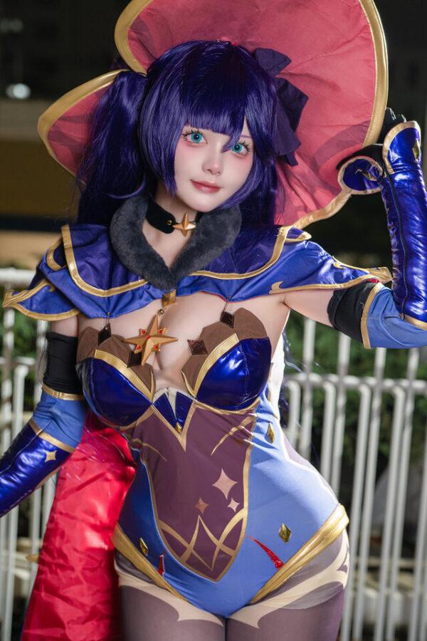 蓝紫星辉映夜色：阿古Ako莫娜COS演绎原神角色的性感可爱