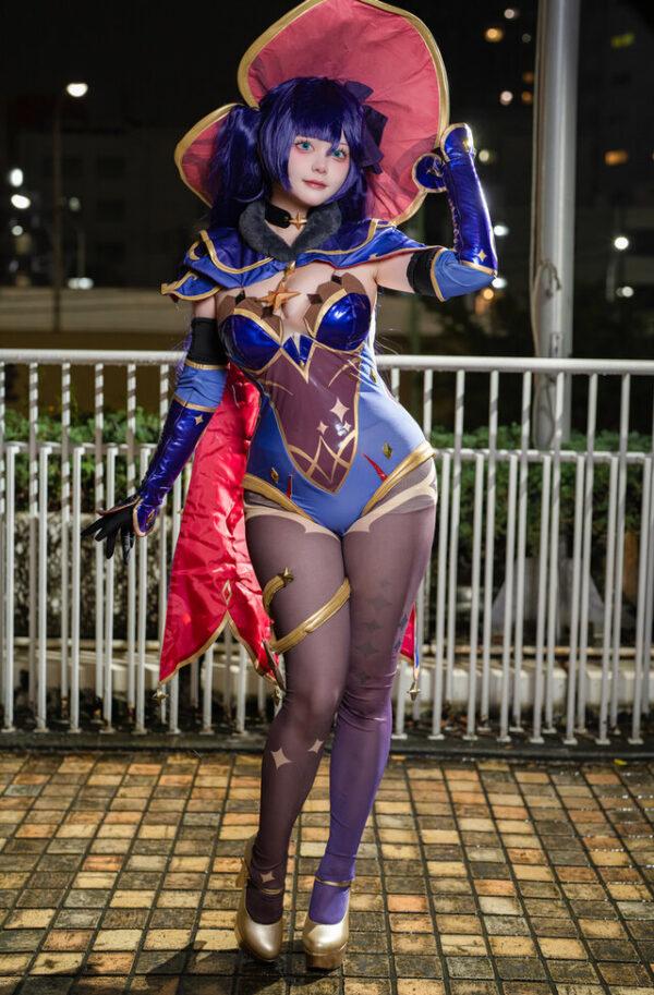 蓝紫星辉映夜色：阿古Ako莫娜COS演绎原神角色的性感可爱