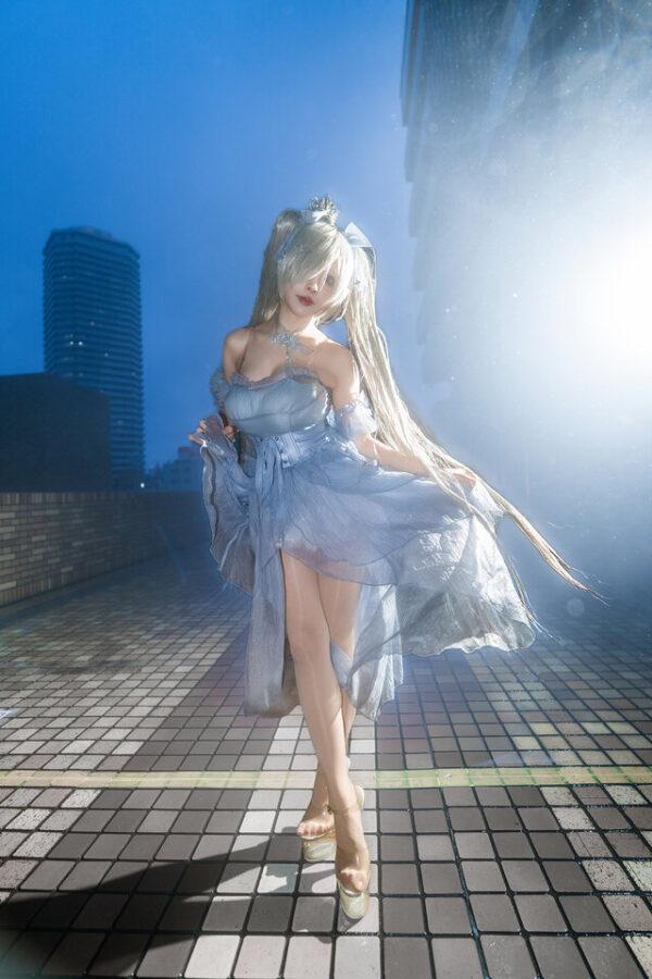 雨中起舞的优雅身影：Hiyokko灰姑娘COS演绎妮姬的梦幻瞬间