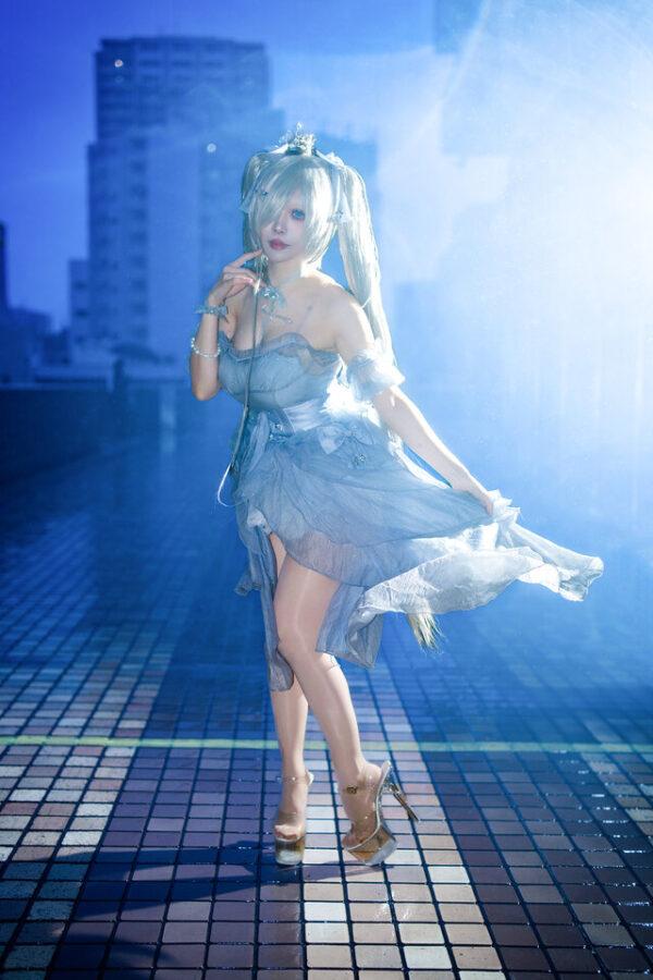 雨中起舞的优雅身影：Hiyokko灰姑娘COS演绎妮姬的梦幻瞬间