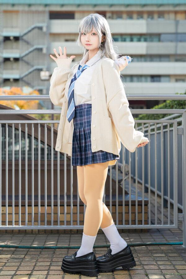 HoloLive白银诺艾尔cos：Reo格子裙制服造型清新可爱引人注目