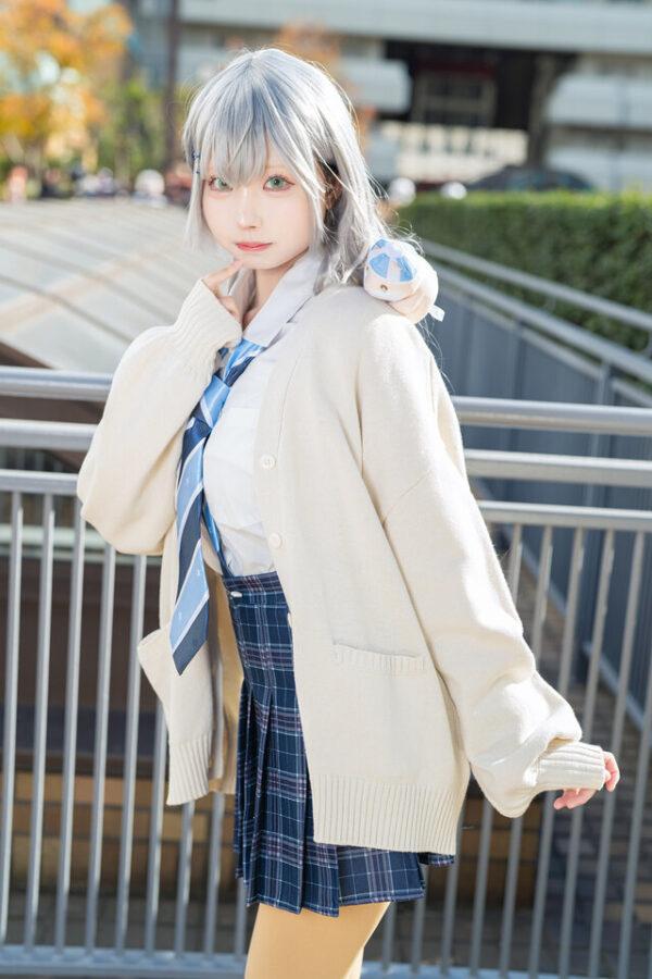 HoloLive白银诺艾尔cos：Reo格子裙制服造型清新可爱引人注目