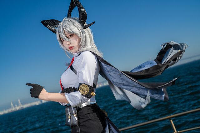 Rura高还原度海岸大片：鸣潮赞妮cos亮相横滨ANIMEK活动现场