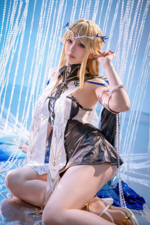 光影与姿态下的美学：星之迟迟cso演绎卡提希娅的优雅与灵动