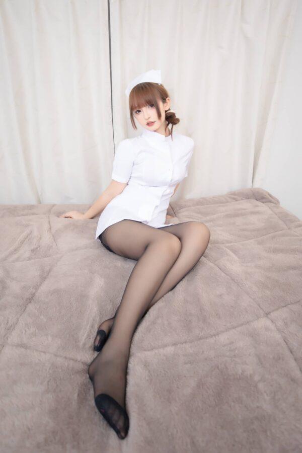 夜班护理小姐姐：神楽坂真冬cos演绎丝袜值勤护士的温柔魅力