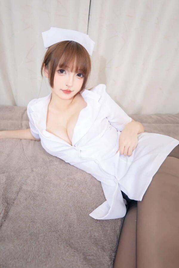 夜班护理小姐姐：神楽坂真冬cos演绎丝袜值勤护士的温柔魅力