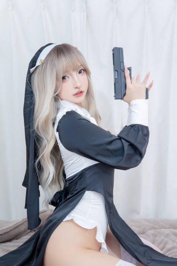 当修女拿起武器：神楽坂真冬战斗修女COS演绎优雅与危险