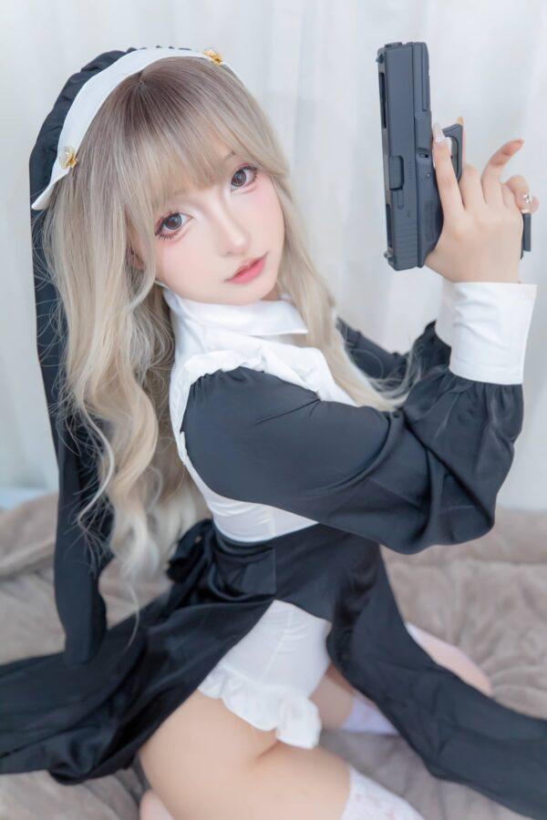 当修女拿起武器：神楽坂真冬战斗修女COS演绎优雅与危险