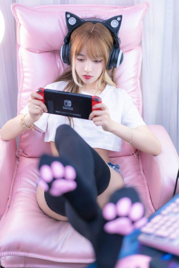 当电竞遇上猫系少女：过期米线线喵COS时尚感与角色塑造力