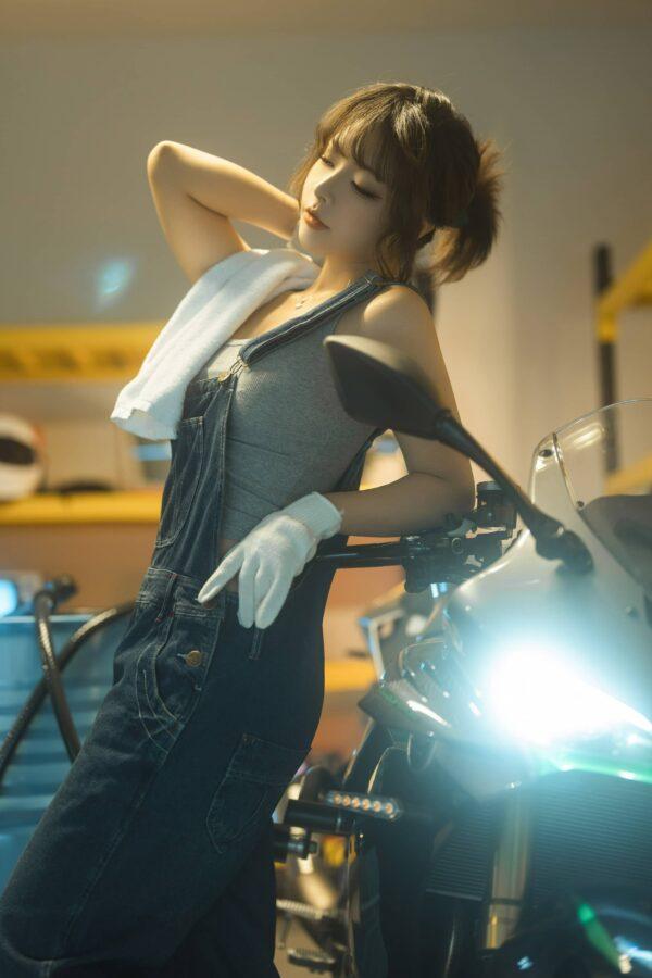 机车维修站yuuhui玉汇COS：女老板冷暖光影下的掌控气场