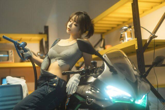 机车维修站yuuhui玉汇COS：女老板冷暖光影下的掌控气场