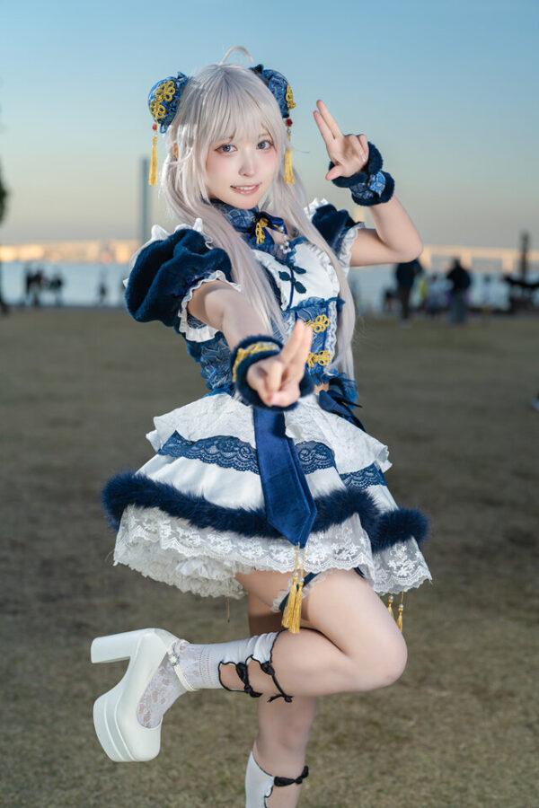 猫田Ashu亮相ANIMEK：蓝白中国风邂逅横滨海景的甜美瞬间