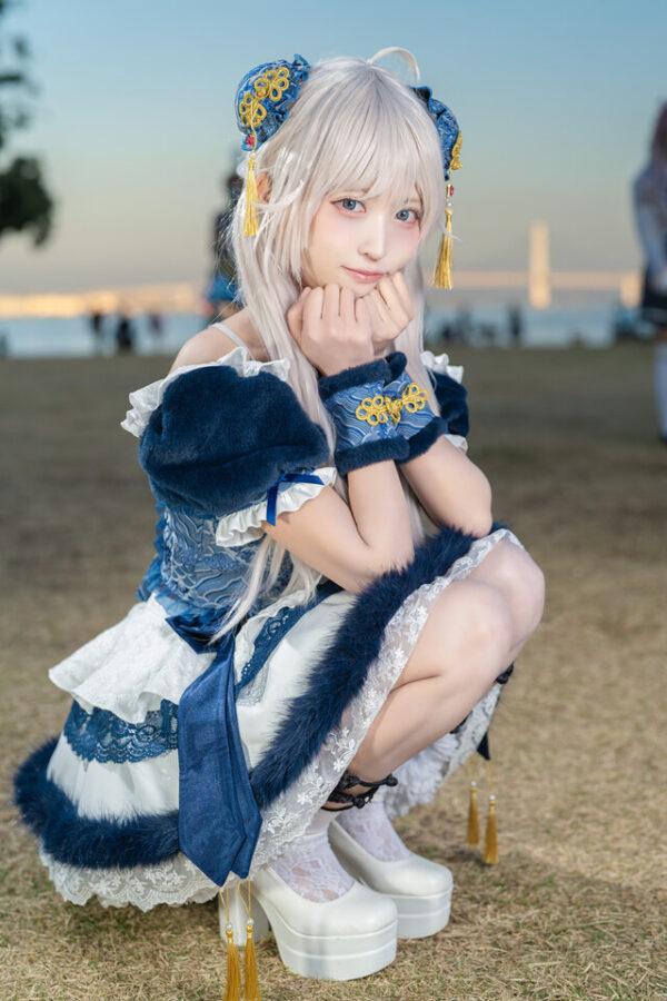 猫田Ashu亮相ANIMEK：蓝白中国风邂逅横滨海景的甜美瞬间