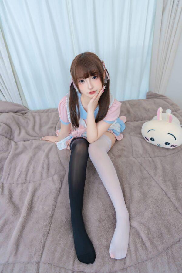 甜系女仆的俏皮魅力：神楽坂真冬黑白丝袜小小女仆COS赏析