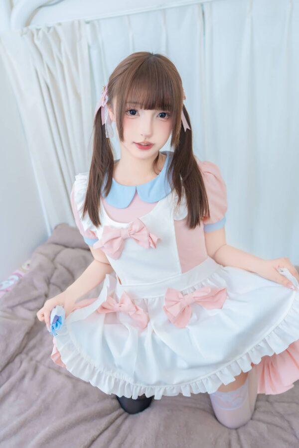 甜系女仆的俏皮魅力：神楽坂真冬黑白丝袜小小女仆COS赏析