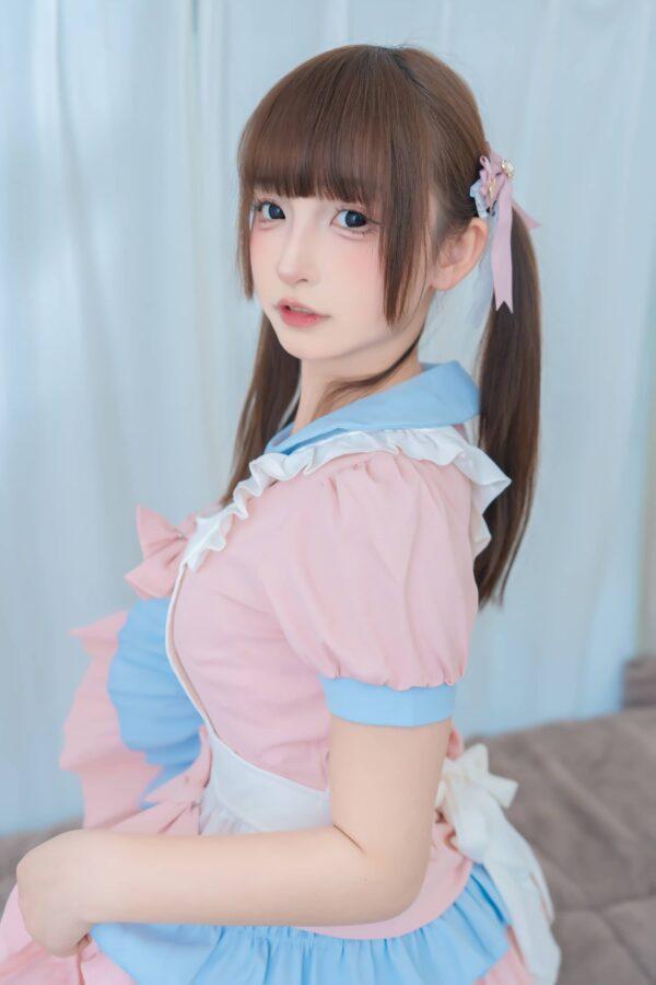 甜系女仆的俏皮魅力：神楽坂真冬黑白丝袜小小女仆COS赏析