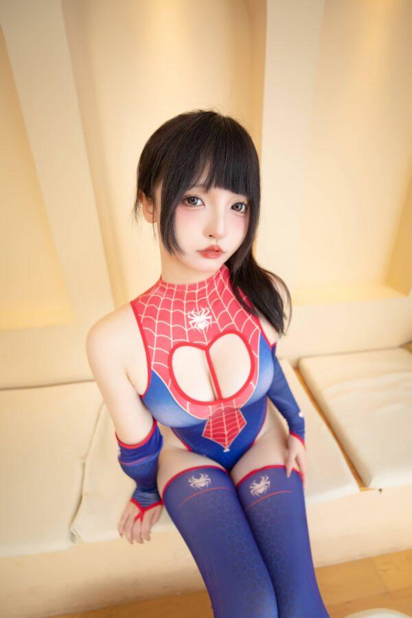 红蓝蛛网之间的优雅统治：神楽坂真冬蜘蛛女王COS视觉赏析