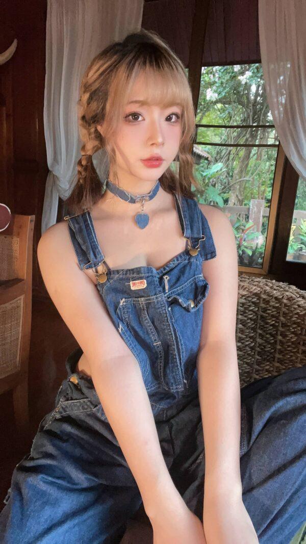 背带裤妹妹的温柔张力：yuuhui玉汇cos演绎生活感不对称美学