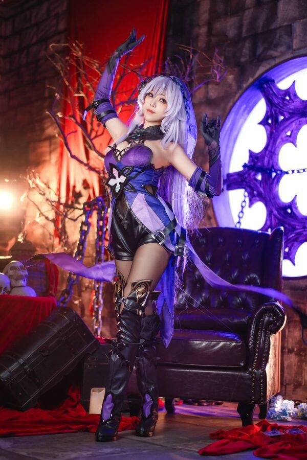 蜜汁猫裘黑天鹅COS：演绎崩坏星穹铁道占卜者的神秘与优雅