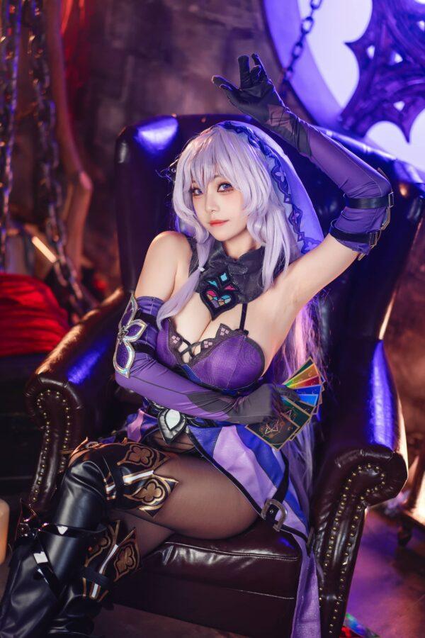 蜜汁猫裘黑天鹅COS：演绎崩坏星穹铁道占卜者的神秘与优雅