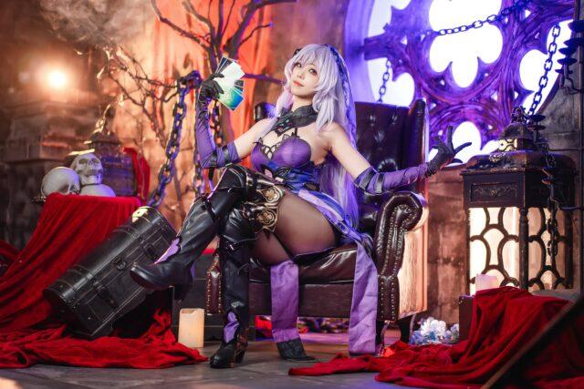 蜜汁猫裘黑天鹅COS：演绎崩坏星穹铁道占卜者的神秘与优雅