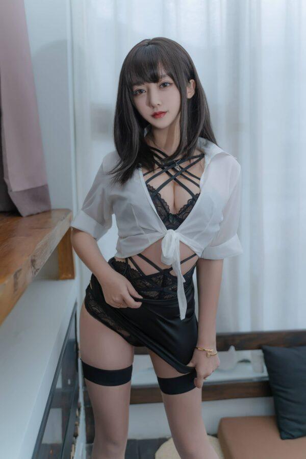 过期米线线喵OL女郎COS赏析：自信优雅与女性魅力的呈现