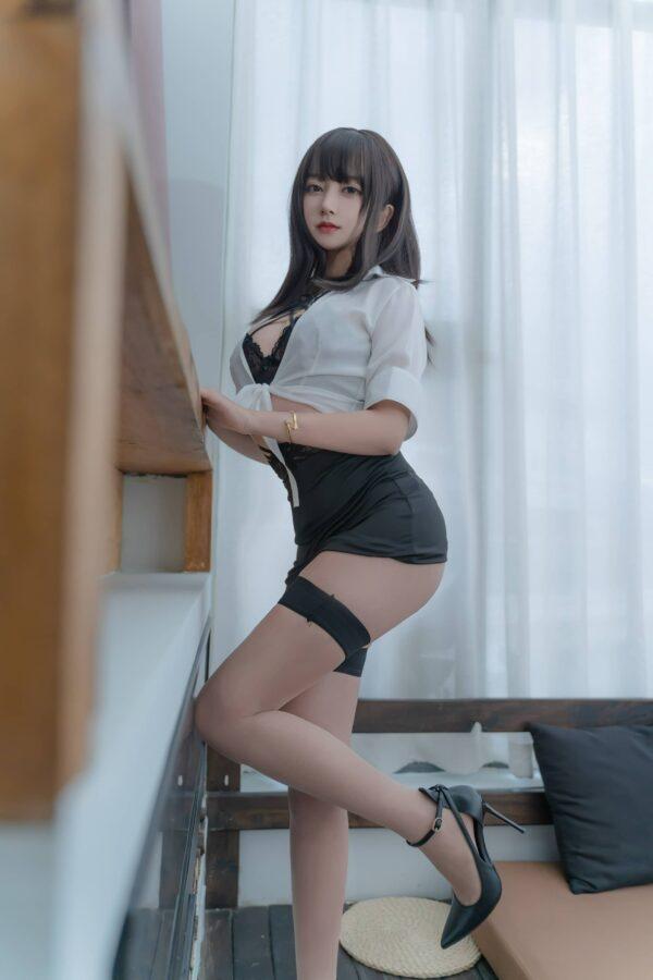 过期米线线喵OL女郎COS赏析：自信优雅与女性魅力的呈现