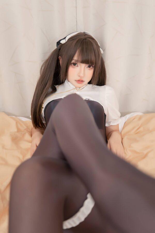 静谧祈祷中的温柔气息：神楽坂真冬丝袜版祈祷修女COS赏析